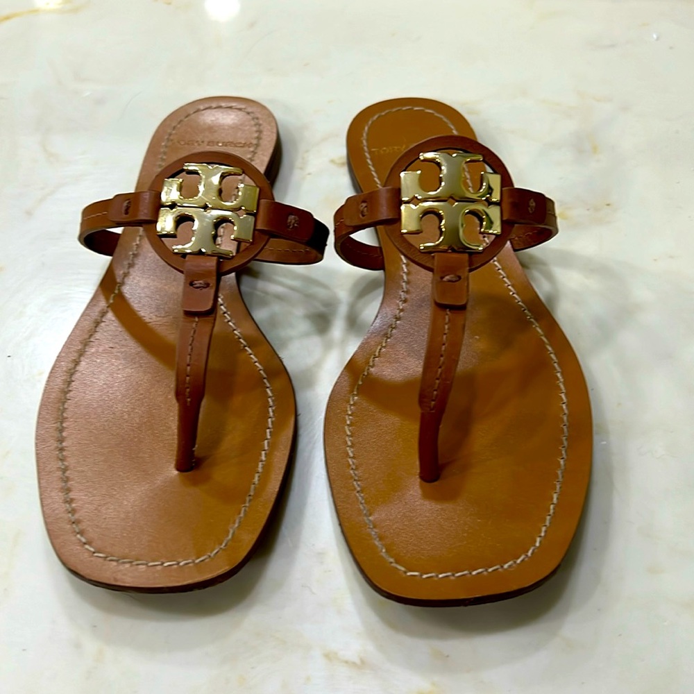Tory Burch Sandals / Tory Burch
T-medallion flat sandals size 7 Gold and tan